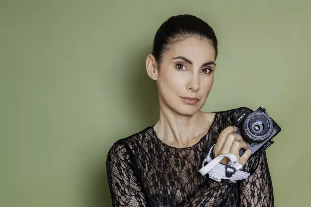 Sandra Da Silva, photographe portraitiste à Paris 16, avec son appareil photo Sony