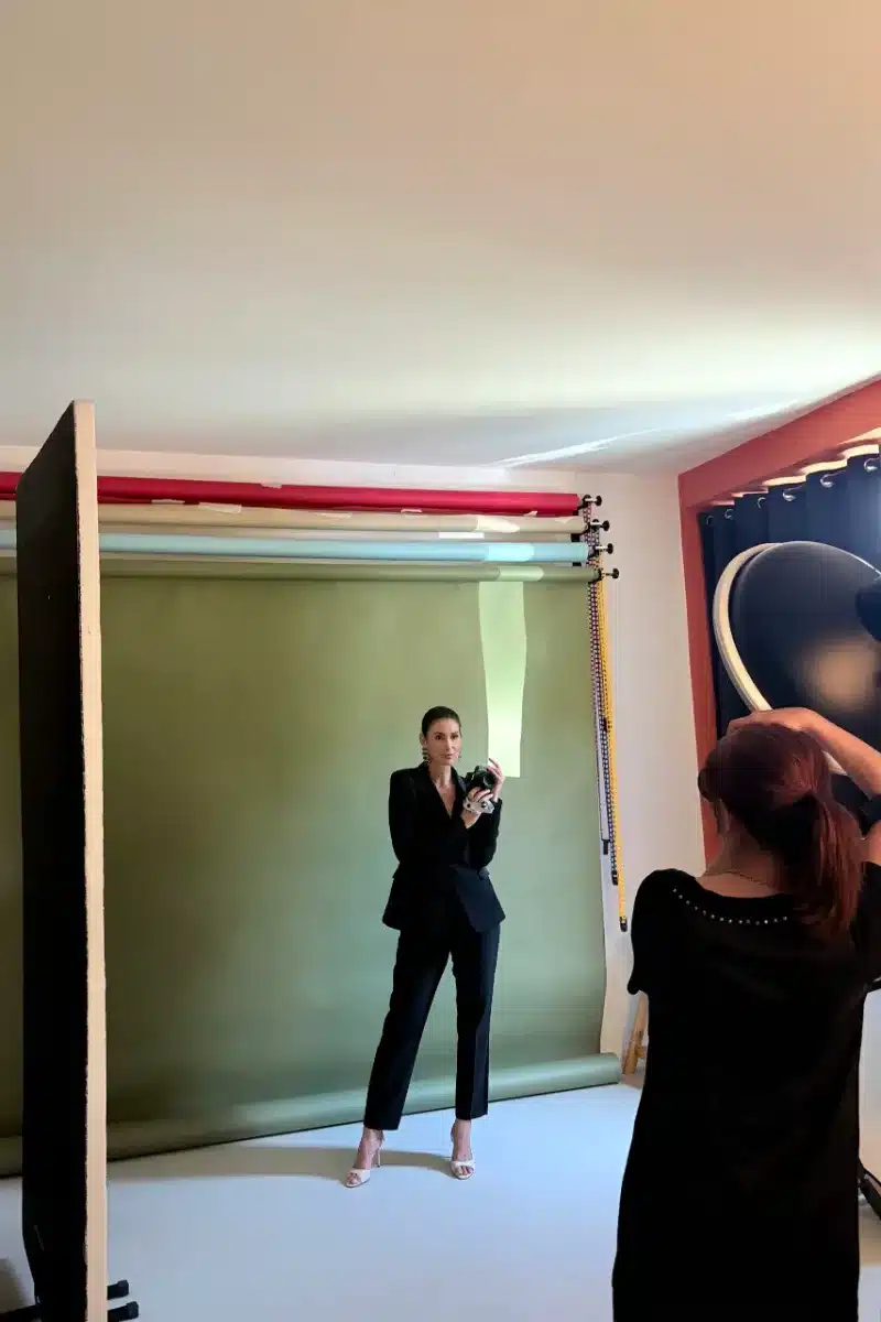 Sandra Da Silva, photographe et ambassadrice Sony Creator France, pose avec son appareil photo dans son studio SDS à Paris 16