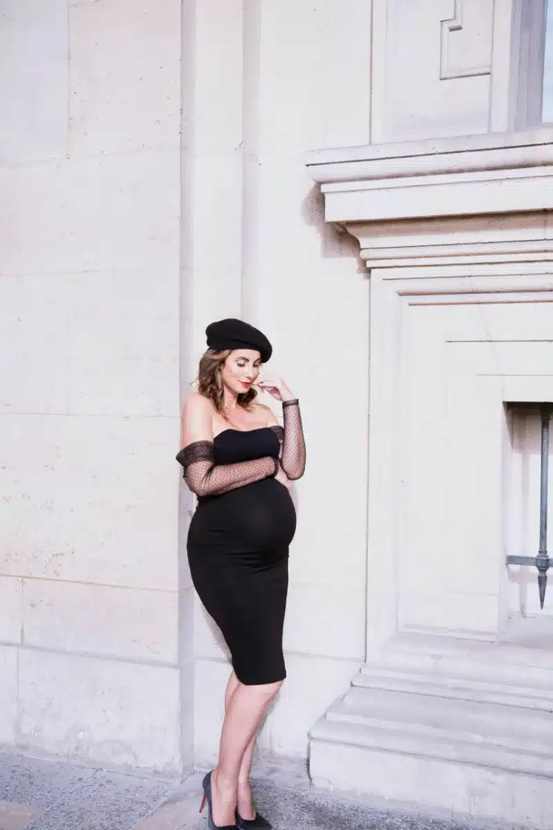 Sandra Da Silva enceinte, maman à 40 ans, en robe noire et béret lors d’une séance photo grossesse au Louvre à Paris