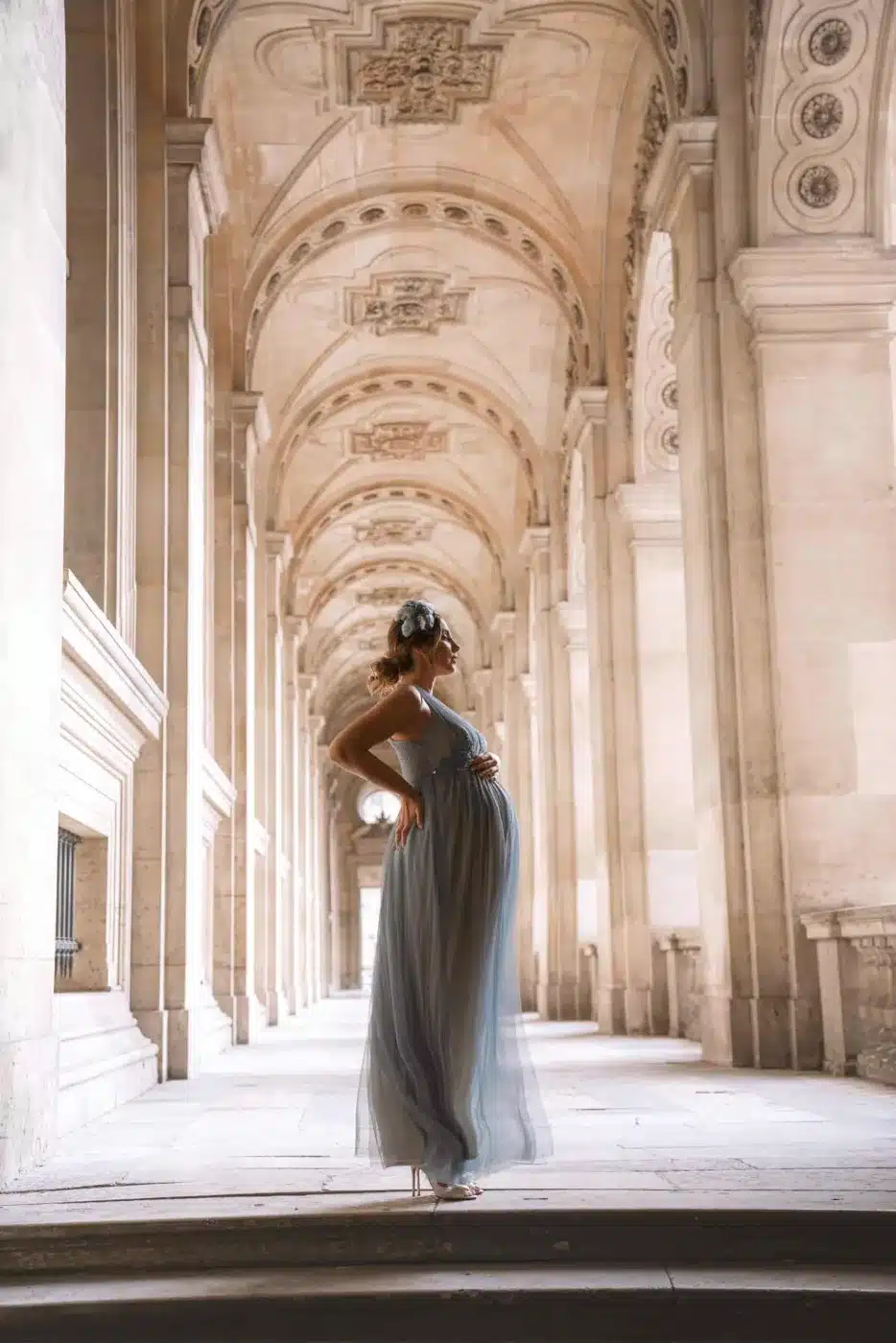 Sandra Da Silva enceinte, maman à 40 ans, en robe fluide sous les arcades du Louvre, photo grossesse à Paris