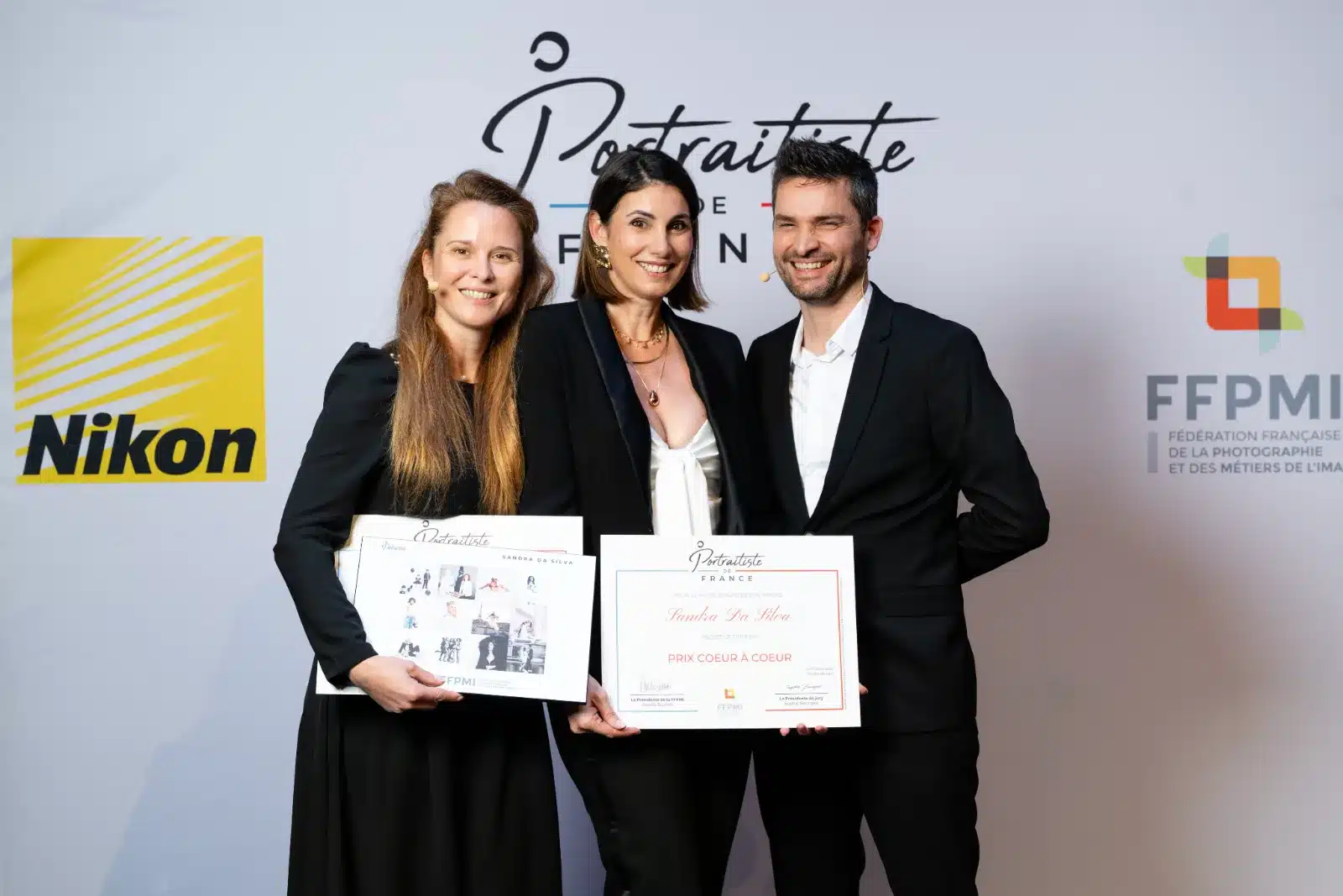 Sandra Da Silva reçoit son titre de Portraitiste de France Major 2025 lors de la cérémonie de la FFPMI